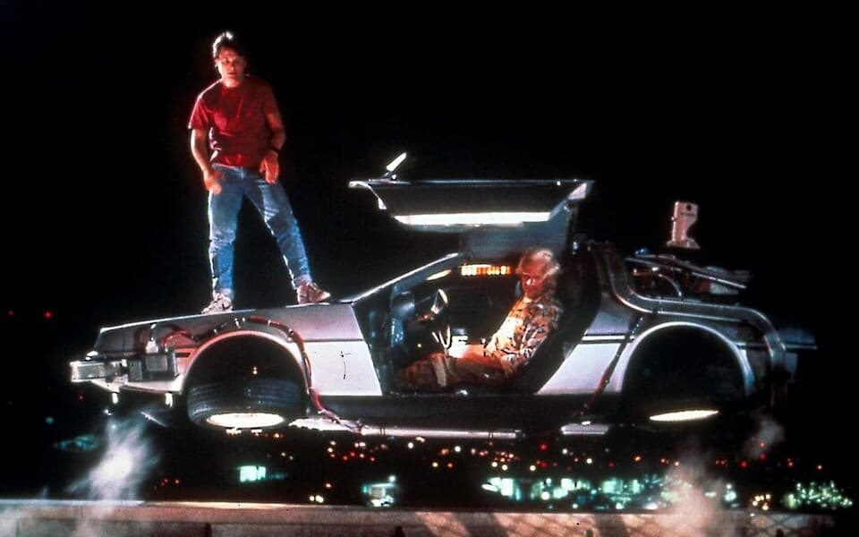 Marty McFly, Doktor Emmett a stroj času v podobě auta DeLorean v nesmrtelné klasice Návrat do budoucnosti (1985)