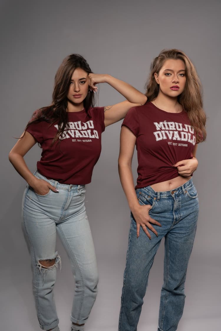 Tričko Míruju divadlo (university style) - vínové - dámské