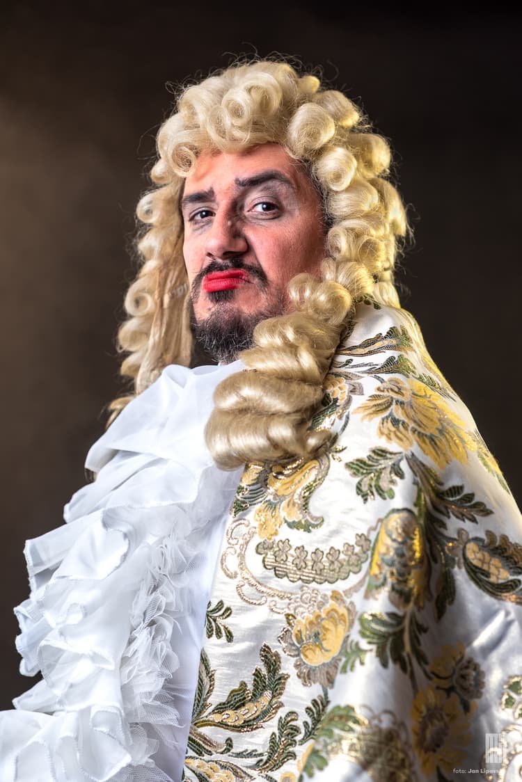 Kritiky i diváky opěvovaný herec nejdříve Národního divadla moravskoslezského a nyní Divadla Mír, člověk s pronikavým pohledem kalouse ušatého
a charismatem George Clooneyho, mistr Vladimír Polák.